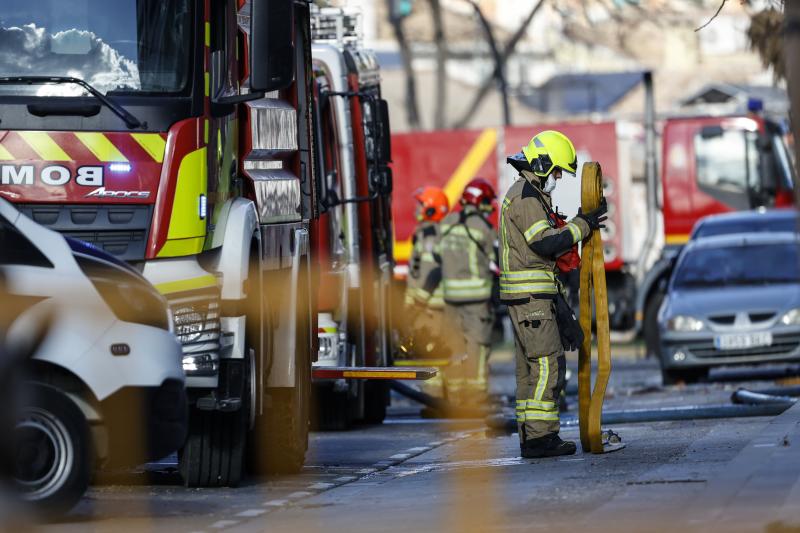 Bomberos recogen el material utilizado en la extinción del incendio en el edificio del barrio de Campanar en Valencia