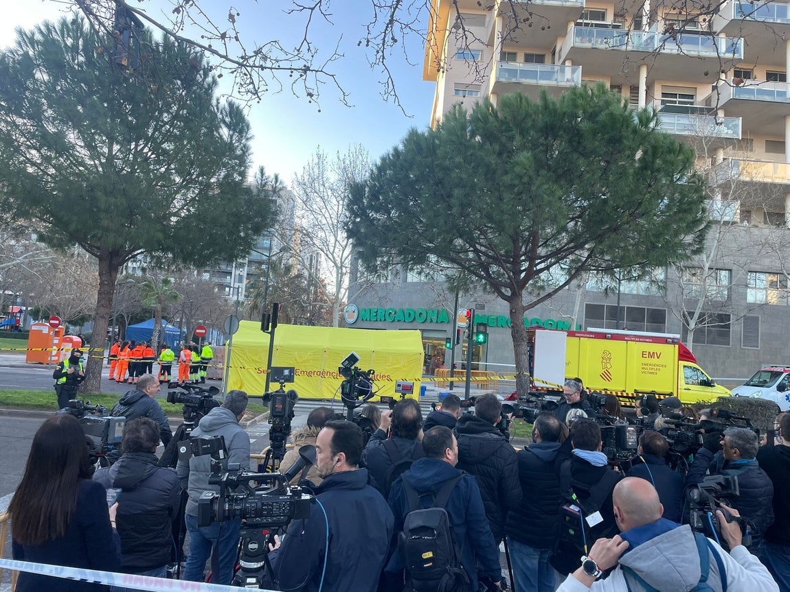 Hospital de campaña que se montó este jueves para primeros auxilios de las personas afectadas