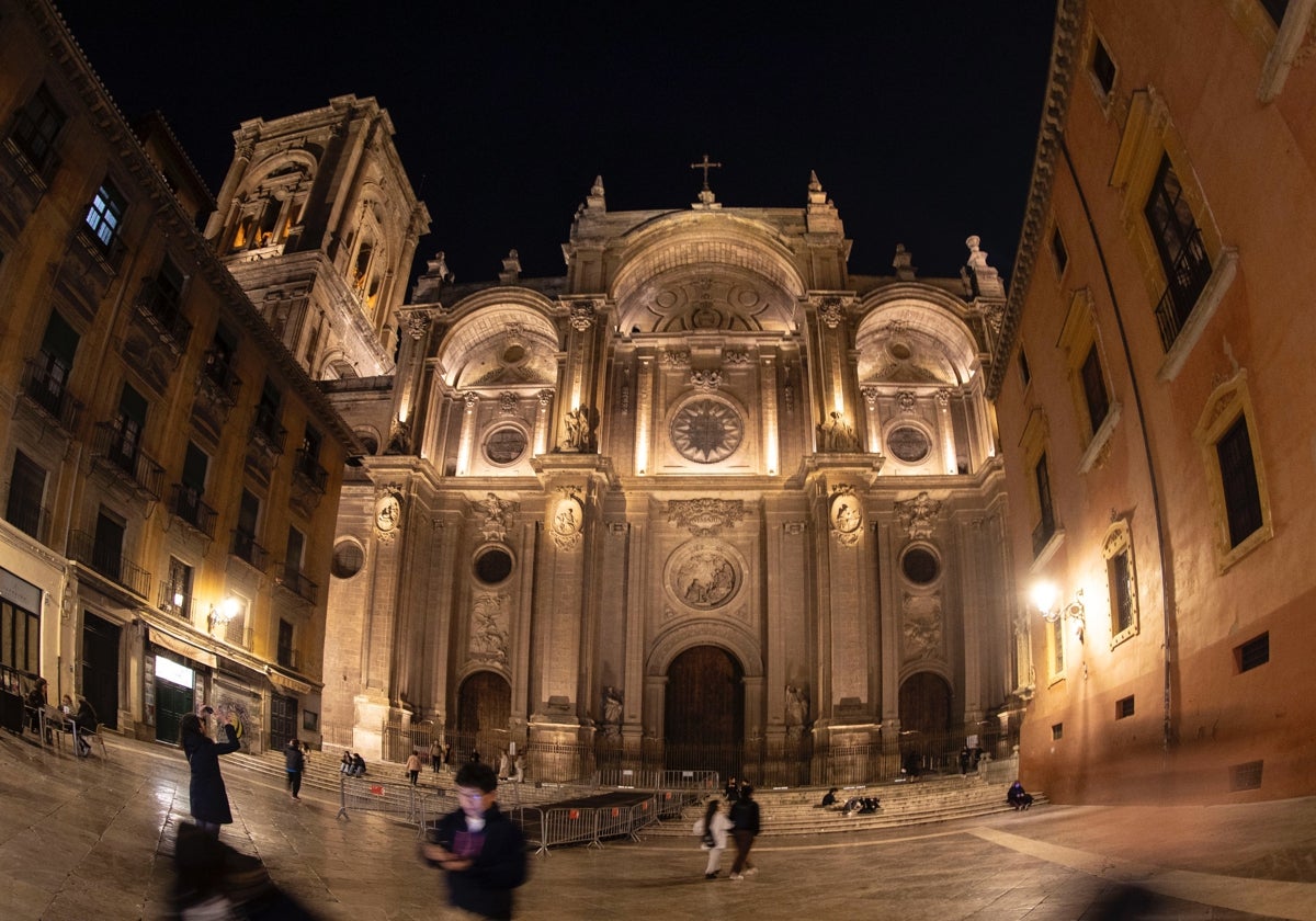 La fachada de la catedral de Granada, iluminada tras el trabajo de Górriz y su equipo