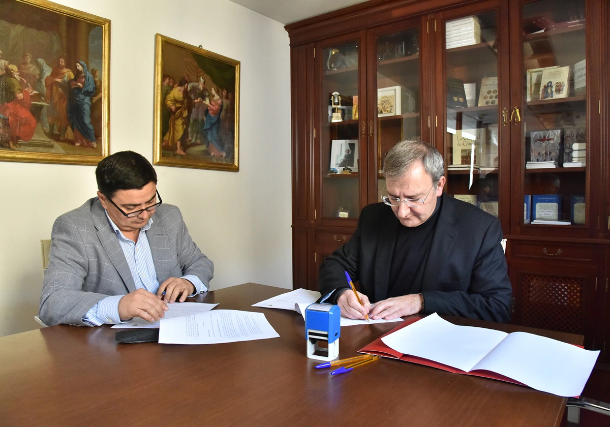 El presidente del Córdoba Patrimonio de la Humanidad, José García Román junto a Joaquín Alberto Nieva, presidente del Cabildo Catedral