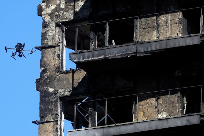 Un dron inspeccionando el edificio incendiado en el barrio de Campanar