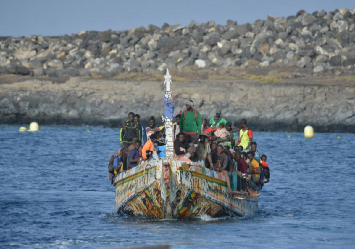 Imagen de archivo de la llegada a la Restinga de un cayuco rescatado por Salvamento Marítimo en El Hierro