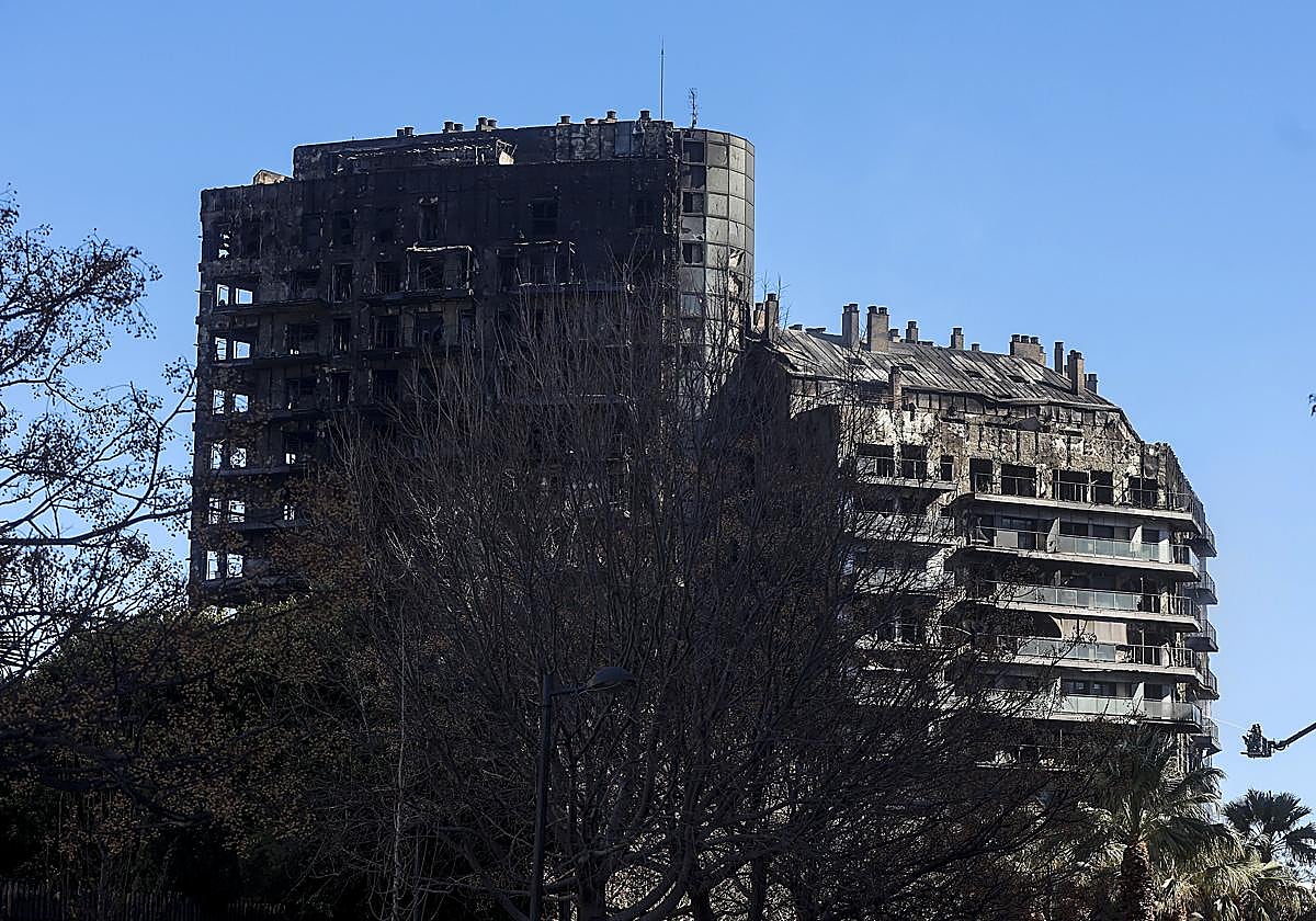 El edificio incendiado en Valencia.