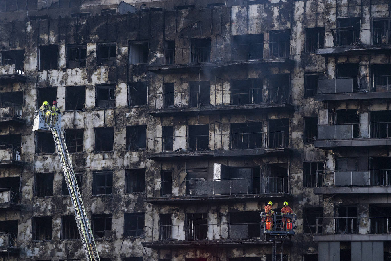 Imagen del edificio calcinado en Valencia el día después del incendio