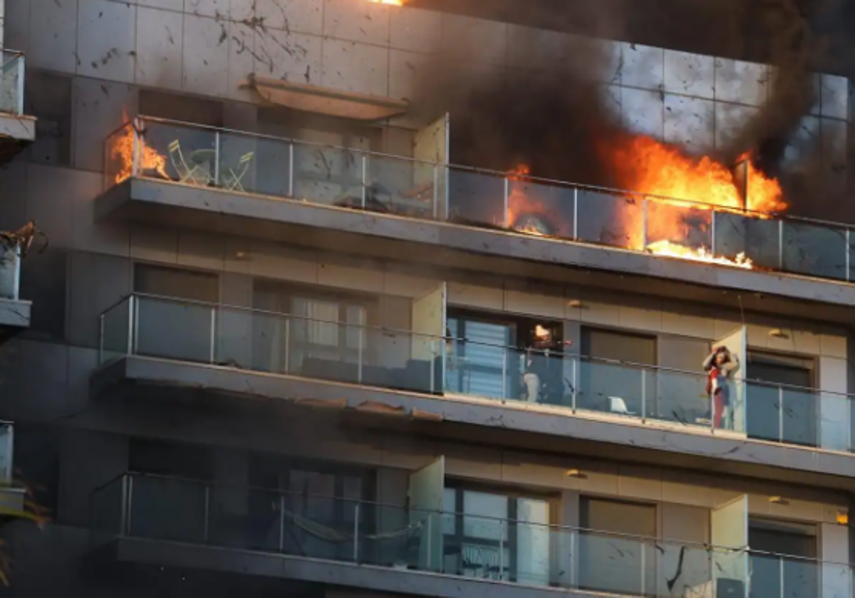 La heroica hazaña de Julián: el conserje que fue puerta por puerta salvando a los vecinos del incendio en Valencia