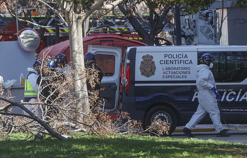 La Policía Científica en la zona donde ha tenido lugar el incendio