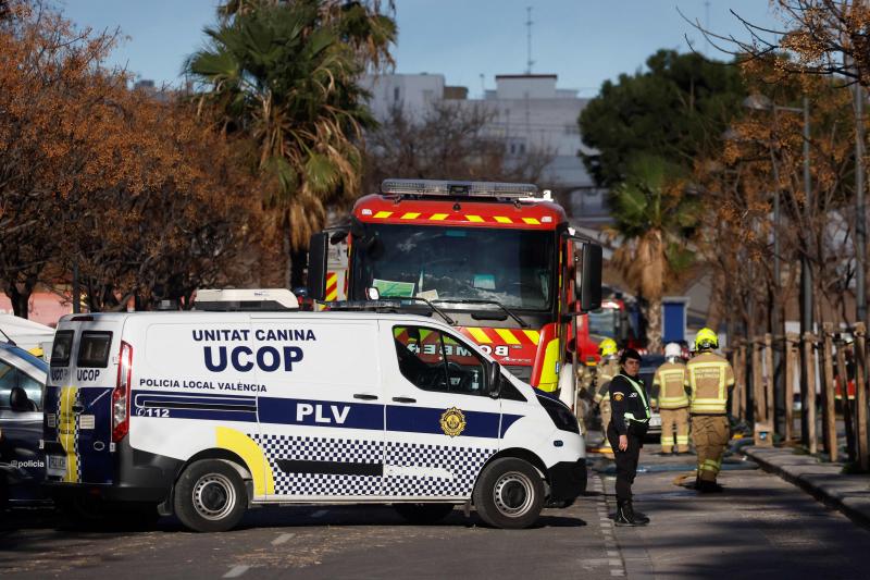 Un vehículo de la unidad canina de la Policía Municipal de Valencia en la zona donde ha tenido lugar el incendio