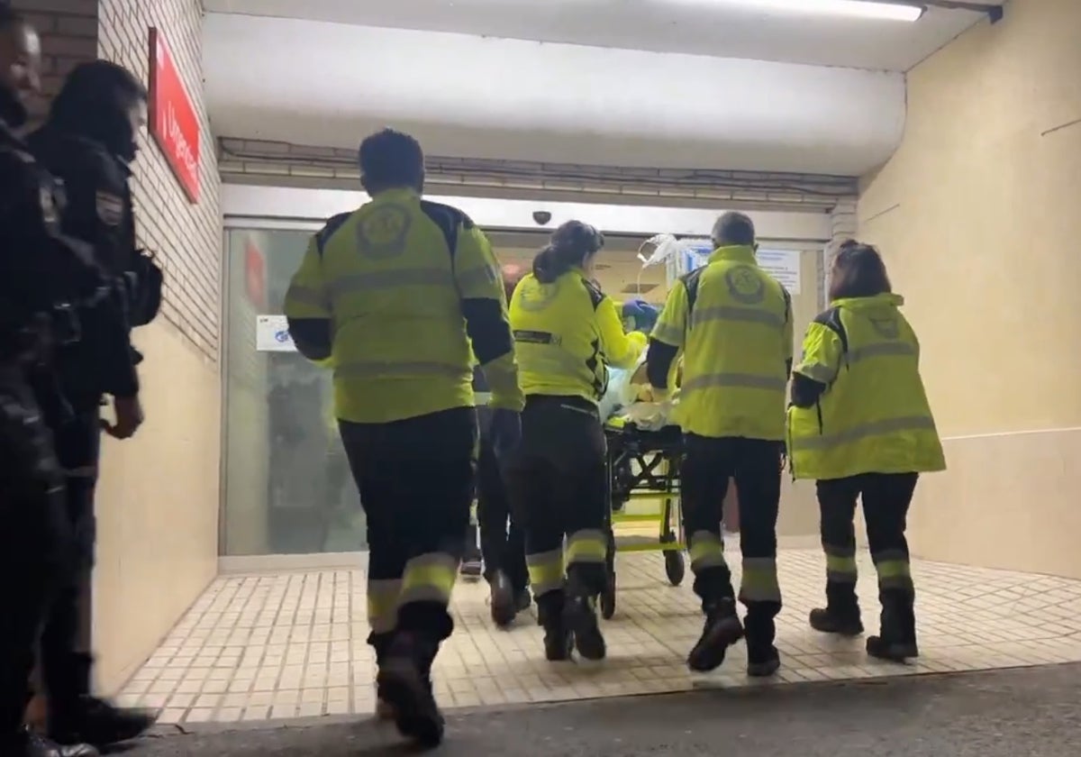 Los facultativos de emergencias atienden al herido en Carabanchel en otra reyerta producida este sábado de madrugada