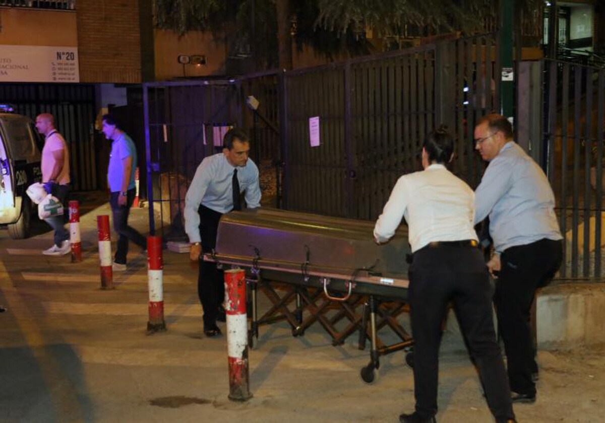 Agentes de la Policía Local de Granada, con el cadáver de una de las víctimas de la violencia machista durante 2023