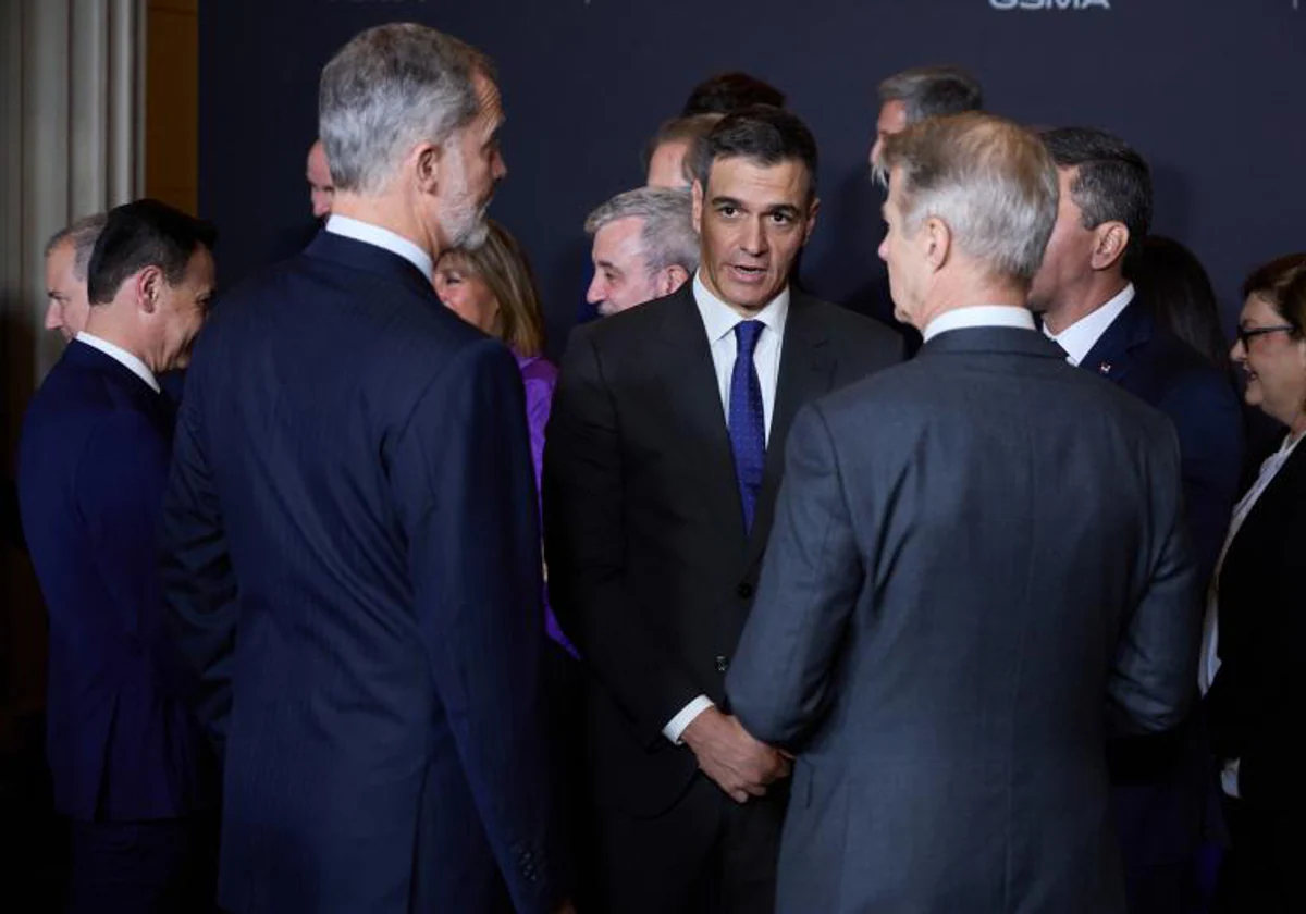 El Rey, junto a Pedro Sánchez, en la cena de apertura de MWC