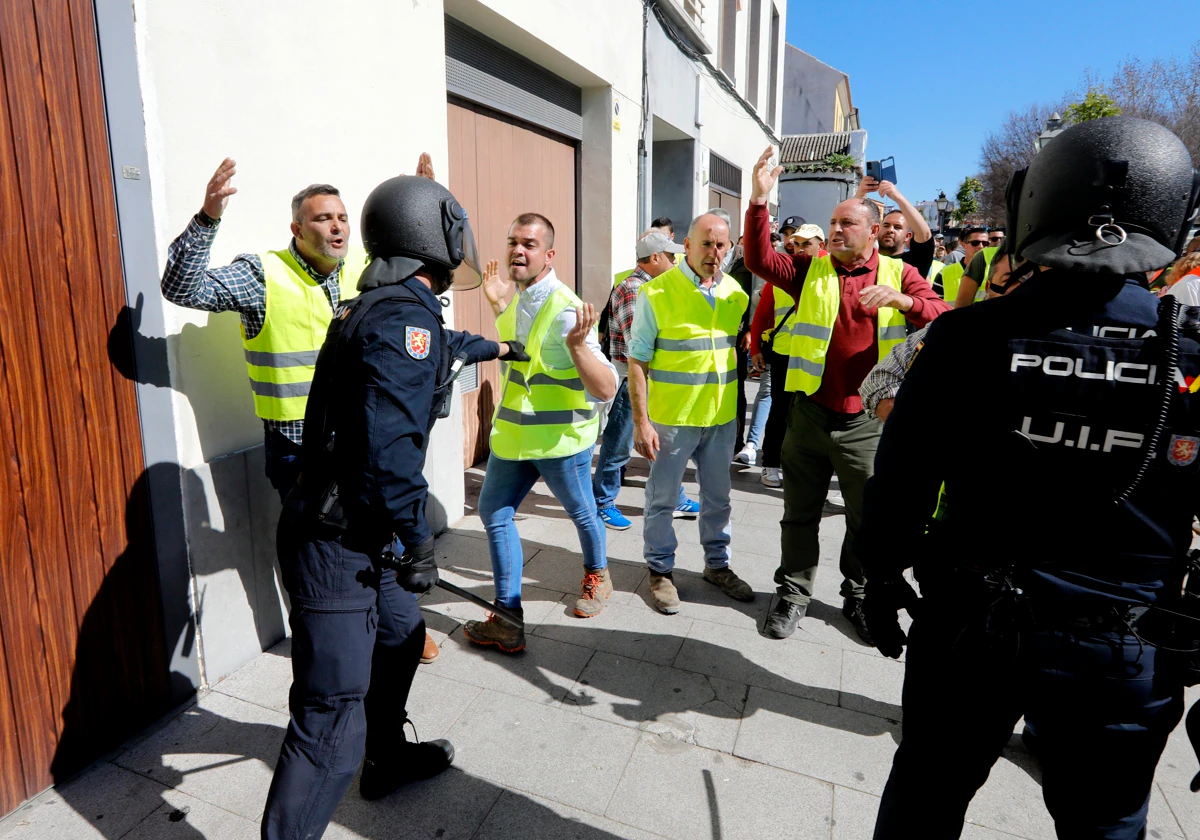 Policía y manifestantes en la Ribera, la pasada semana