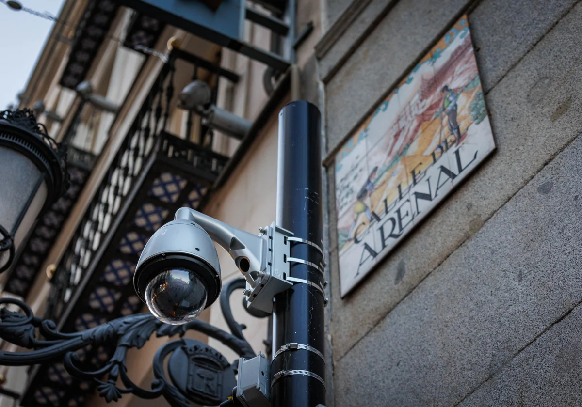 Cámara de vigilancia en la Puerta del Sol y Arenal, Madrid