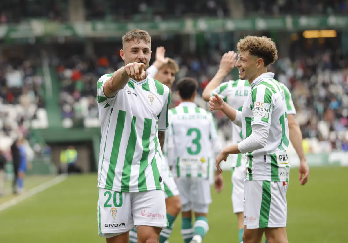 Simo y Antonio Casas celebran un gol durante el partido en El Arcángel