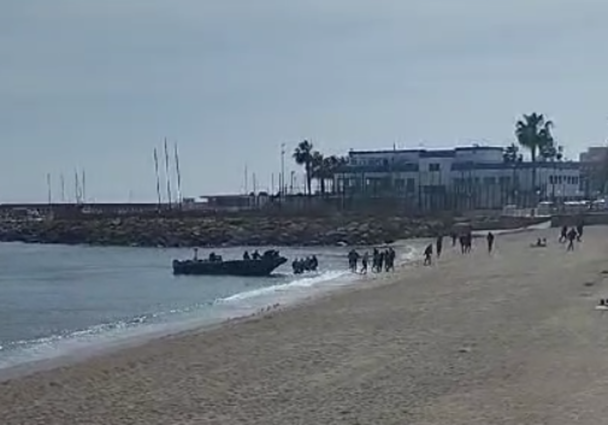 Una de la narcolanchas con inmigrantes a su llegada este domingo a la costa de Almería