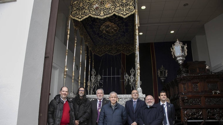 Álvaro Doctor y Rafael de Rueda, con el hermano mayor, Juan Rafael Cabezas, Fernando Morillo-Velarde y los responsables del taller Juan Rosén, ante el palio