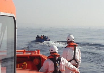 Rescatados en helicóptero dos adultos y cuatro menores inmigrantes en la Isla de Alborán