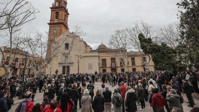 Imagen del minuto de silencio celebrado este domingo en el barrio de Campanar, en Valencia