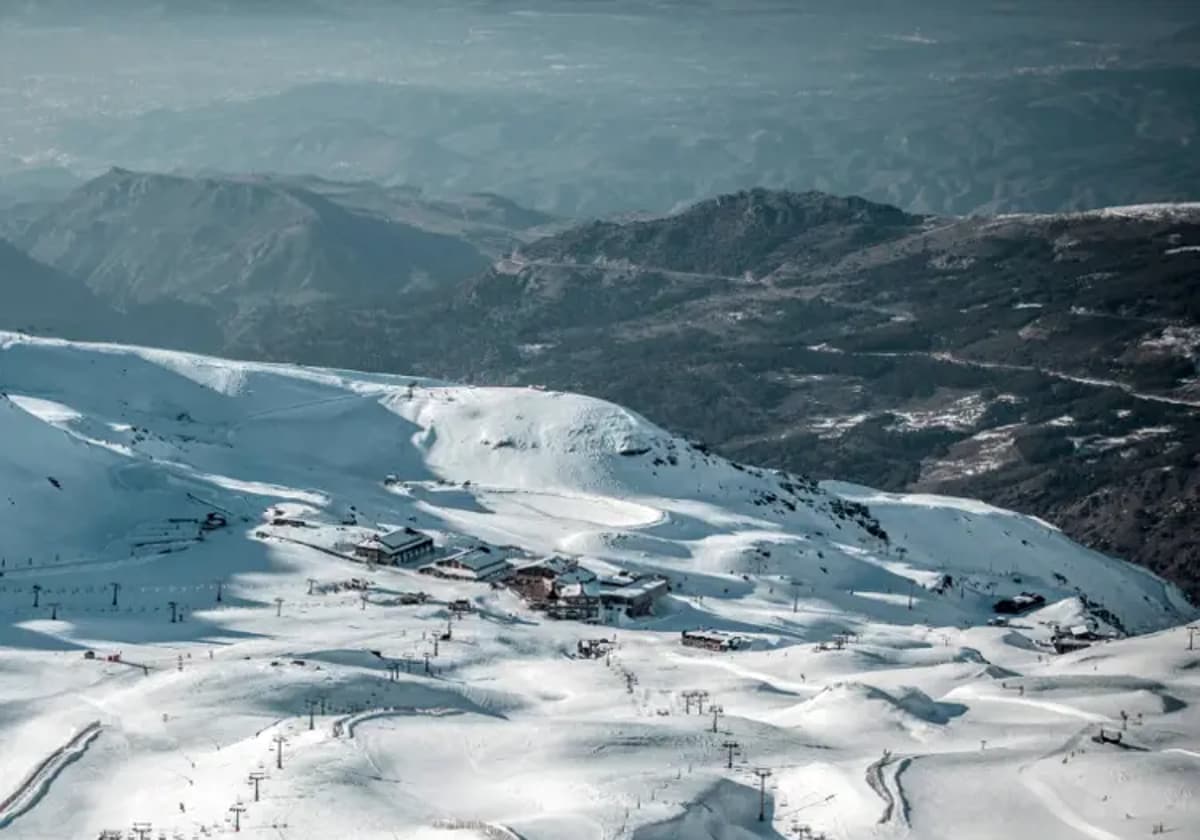 Borreguiles, en la estación de Sierra Nevada, visto desde las estribaciones del Veleta