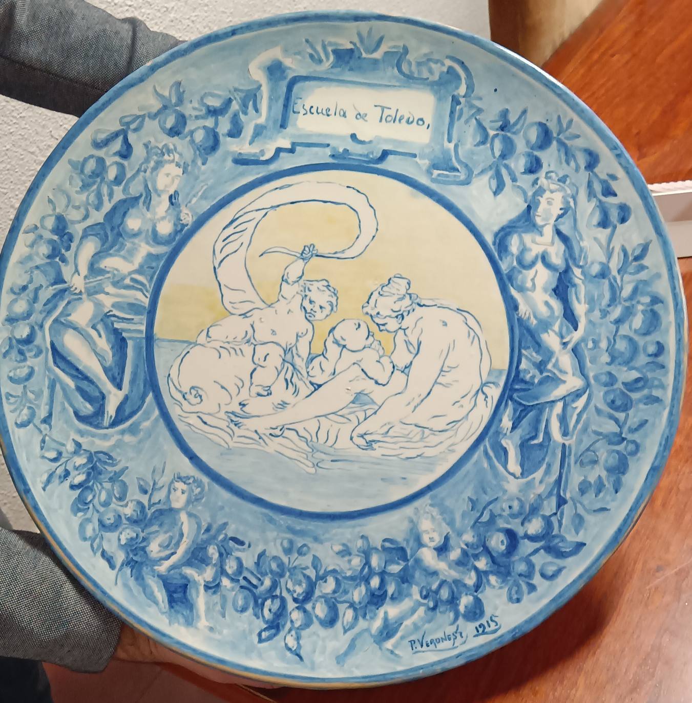 Plato de cerámica realizado íntegramente por Pura Veronesi en 1915, con la inscripción “Escuela de Toledo”, y que se conserva en esta misma Escuela de Artes.