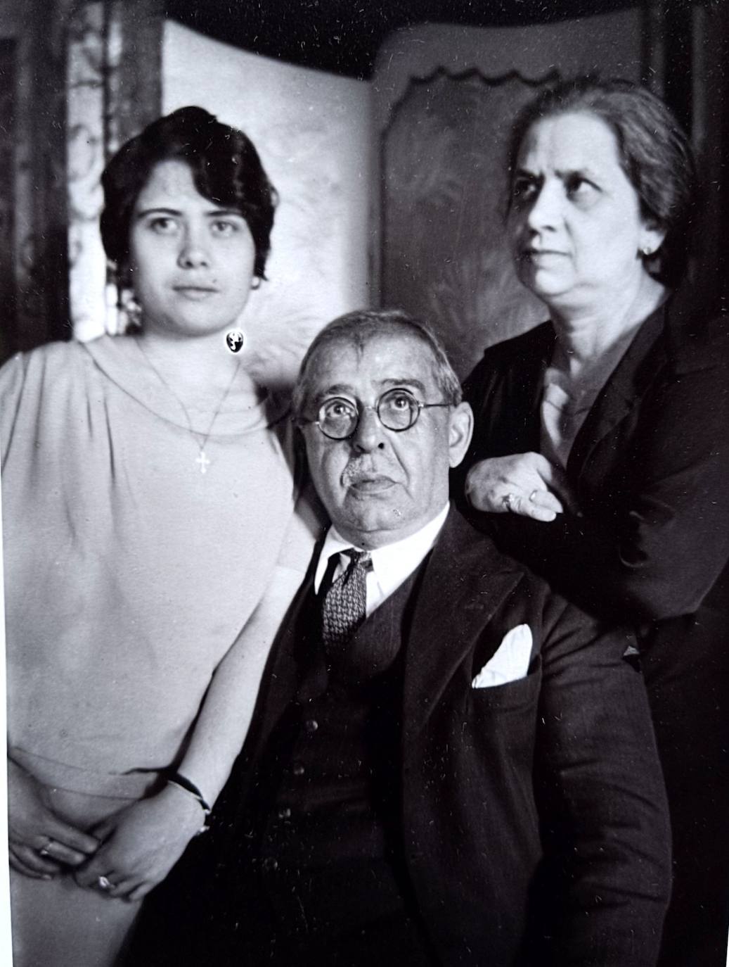 1927 Granada. Pura Veronesi (a la derecha) con su marido el Dr. Lucas Zamora Monterrubio y su hija Carmen, que se licenció ese año en la Facultad de Farmacia. Fuente: álbum familiar.