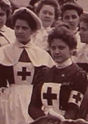 En la imagen adjunta, extraída de la foto de grupo, aparece Pura (a la izquierda) con su hermana Carmen (primera a la derecha)