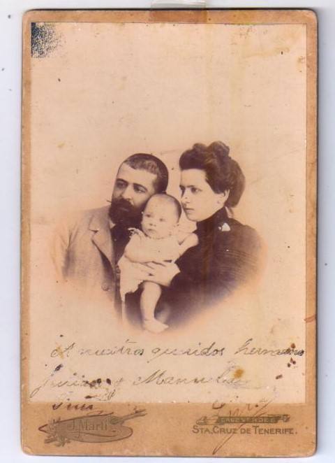 1901 Santa Cruz de Tenerife. Pura Veronesi y su marido Lucas Zamora, con su primer hijo Eduardo. La foto fue enviada a Argentina e incluye una dedicatoria “A nuestros queridos hermanos” Julián, hermano de Pura y Manuela, su mujer. Imagen cedida por Luis Alberto Veronesi Ebner, Córdoba (Argentina)
