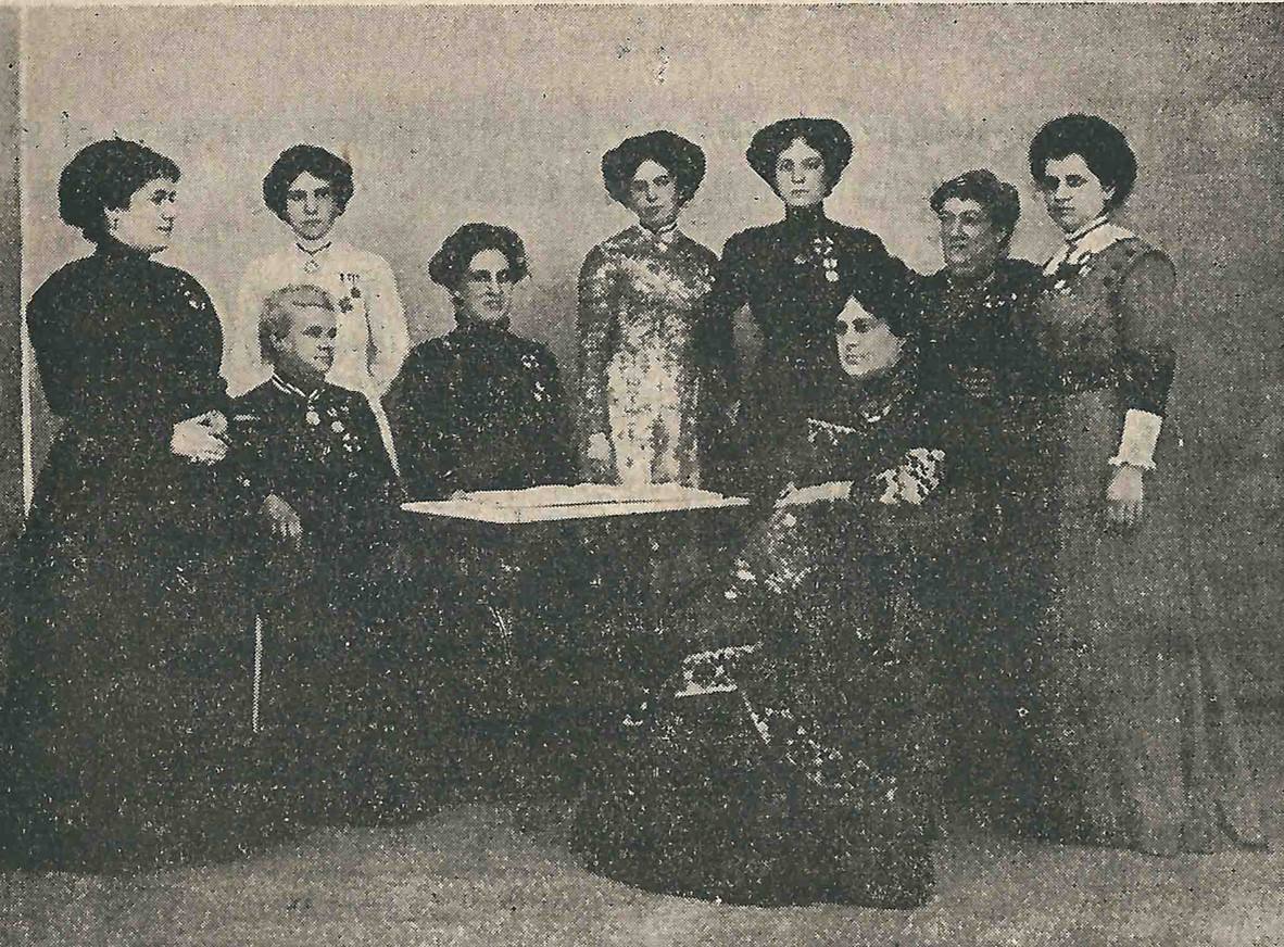 Junta Directiva de las Damas de la Cruz Roja de Santa Cruz de Tenerife (1910). Pura Veronesi, es la primera por nuestra derecha. Imagen de la Revista Mensual Ilustrada de la Cruz Roja, facilitada por Ana Benedicto, responsable del Museo y Centro Documental de Cruz Roja de Tenerife.