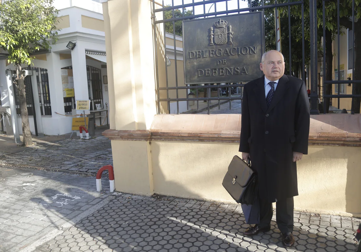 Luis Romero, abogado de la familia del soldado muerto, junto a la sede del juzgado militar en Sevilla