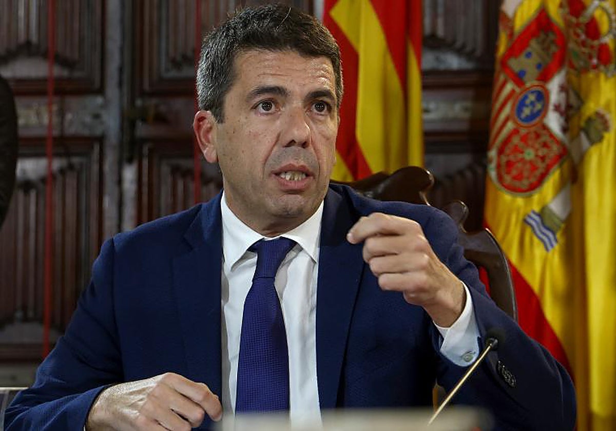 El presidente de la Generalitat Valenciana, Carlos Mazón, durante su comparecencia para anunciar las medidas urgentes extraordinarias para afectados por el incendio.