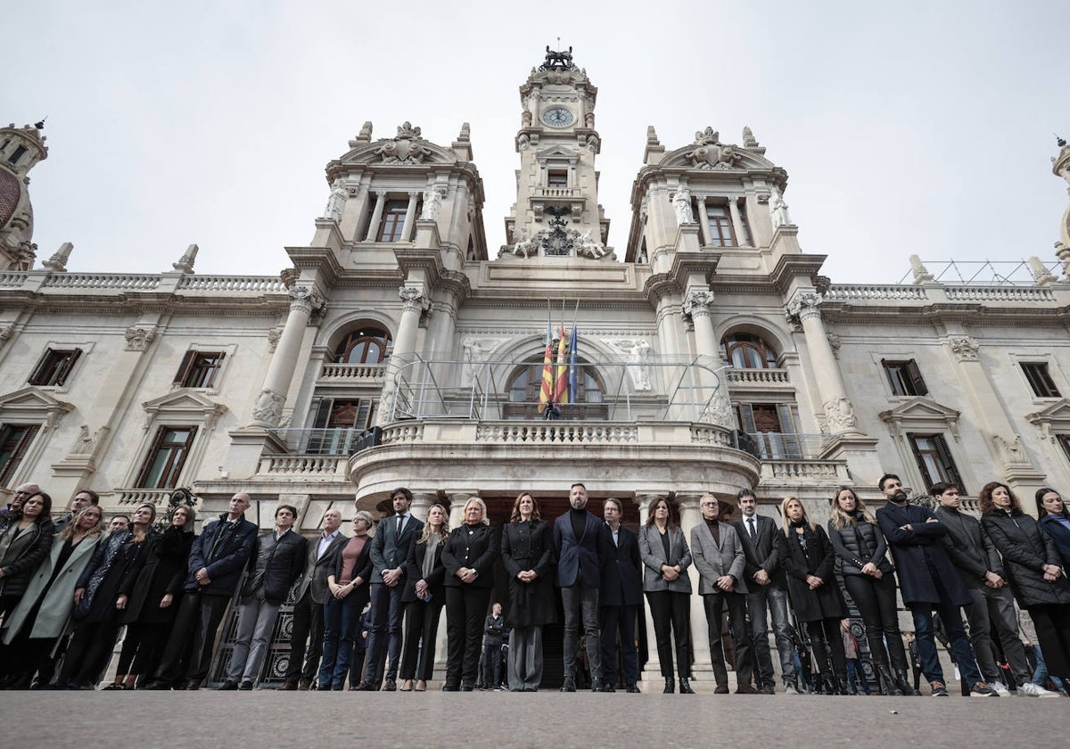 Imagen del minuto de silencio en recuerdo a las víctimas del incendio convocado este lunes en Valencia