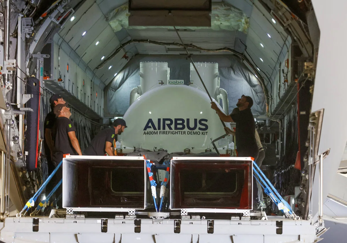 Varios operarios trabajando en un avión A400M