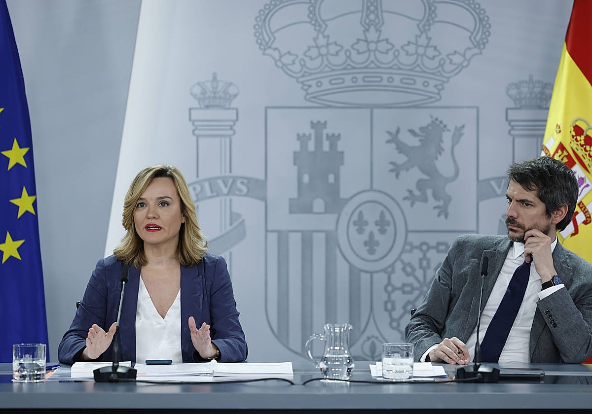 El ministro de Cultura, Ernest Urtasun, (d) y la ministra de Educación, Formación Profesional y Deportes y portavoz del Gobierno, Pilar Alegría