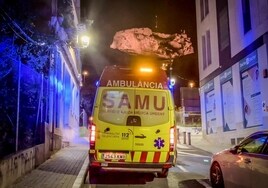 Una mujer da a luz asistida por el SAMU  en una ambulancia de camino al hospital en Valencia
