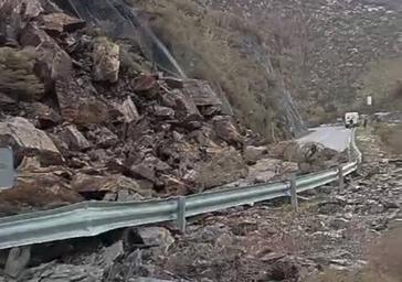 Un importante derrumbe de rocas deja incomunicado al Valle de Fornela, en León