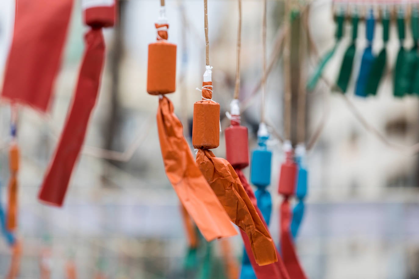 Imagen de varios petardos listos para ser lanzados en una mascletà propia de Fallas y Magdalena