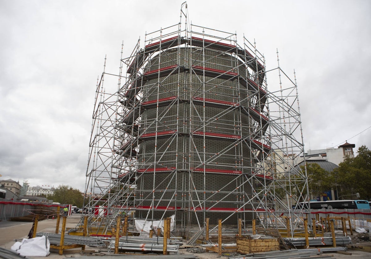 El monumento a las víctimas del 11-M en Atocha, durante su desmontaje