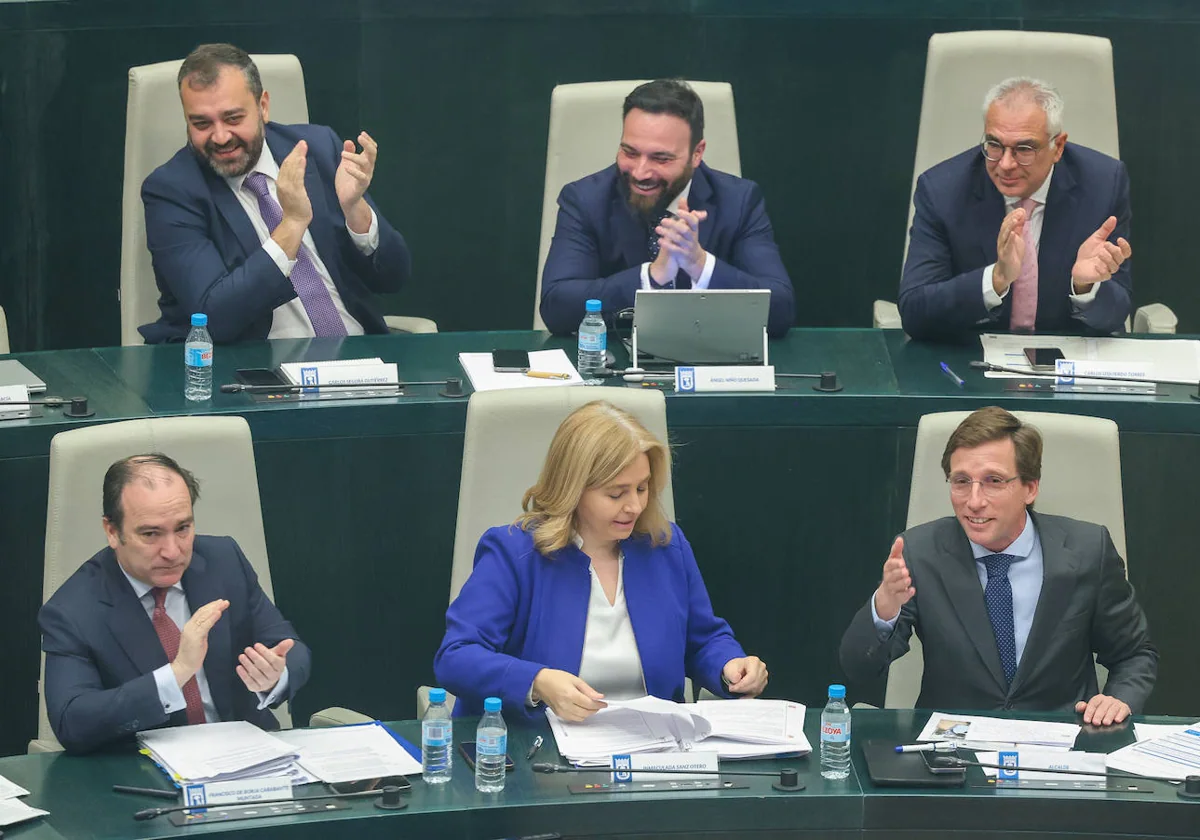 Almeida (abajo a la derecha), este lunes, junto a otros concejales del PP en el pleno del Ayuntamiento de Madrid