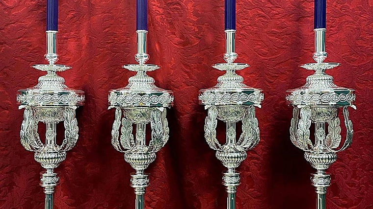 Vista frontal de cuatro ciriales, que se estrenarán durante el vía crucis