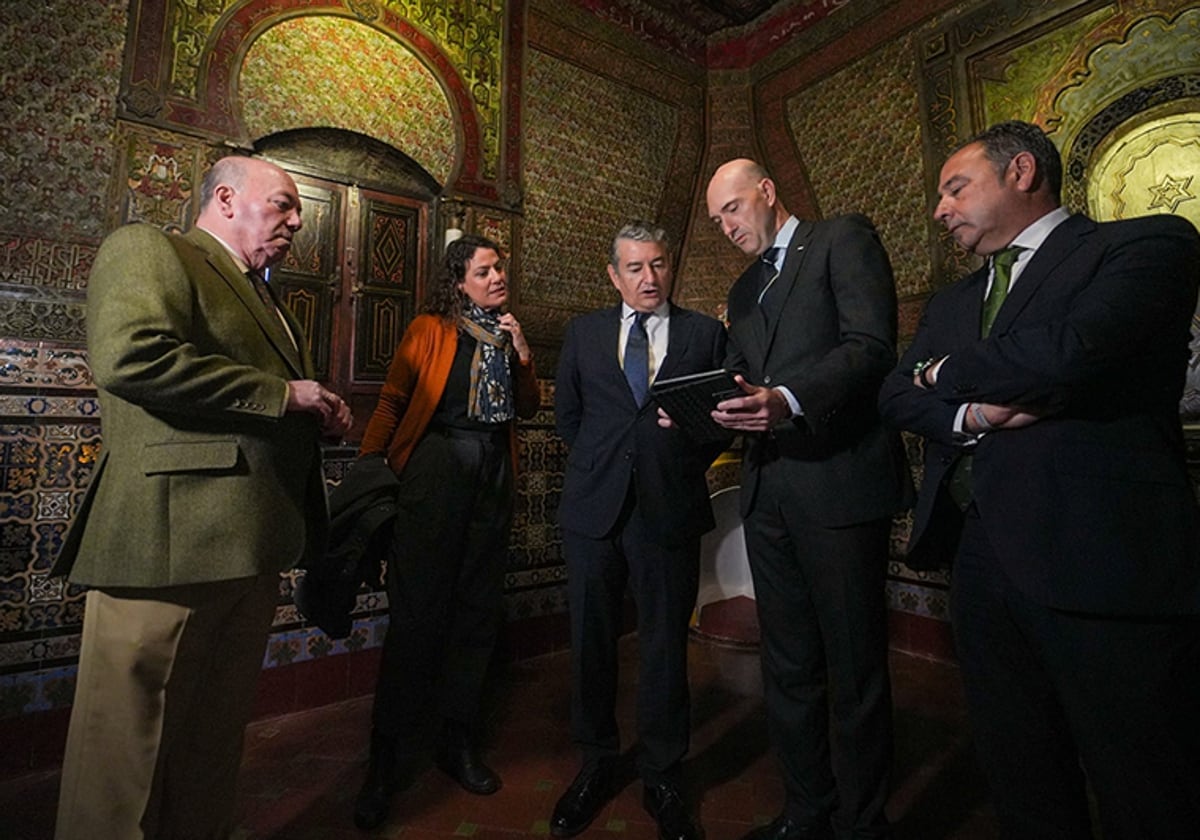 El consejero de la Presidencia, Antonio Sanz, durante su visita a la casa de Blas Infante en Coria del Río