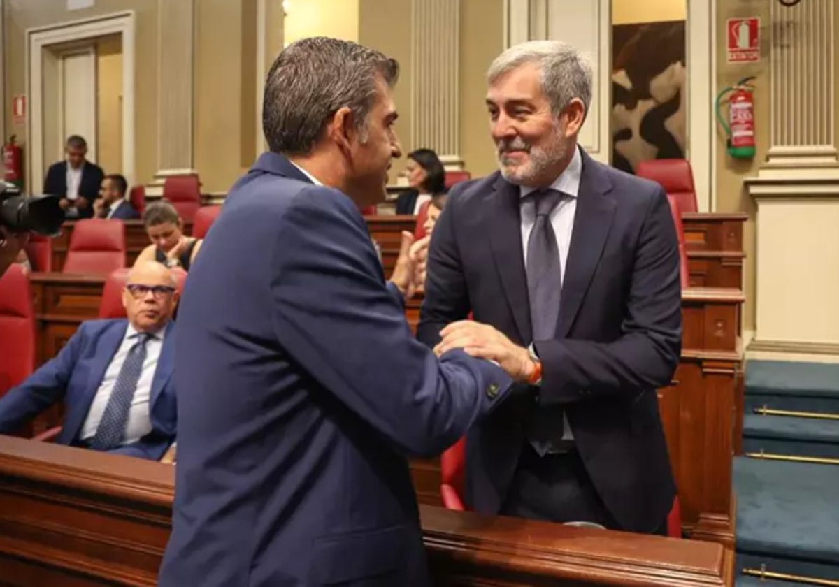 Manuel Domínguez y Fernando Clavijo se saludan durante el debate de investidura