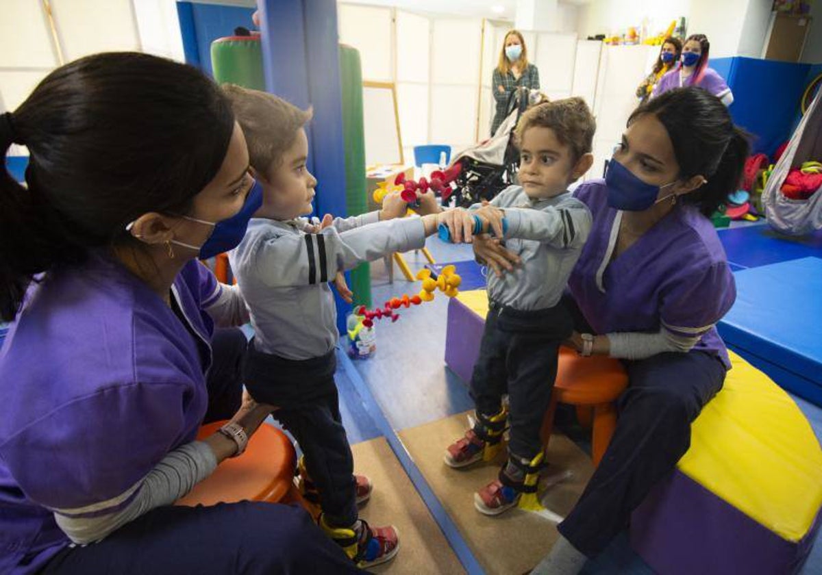 Un niño recibe la atención de una profesional