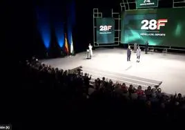 La emotiva entrega de la Medalla de Andalucía a la surfista Sarah Almagro por el 28-F: «Todos somos fuertes, pero hay que querer serlo»