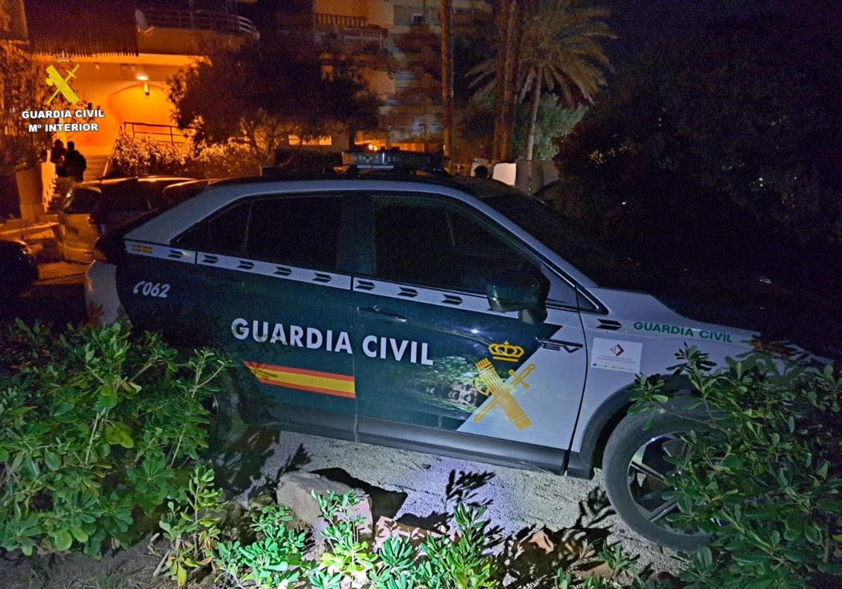 Vehículo de la Guardia Civil estacionado en el lugar de los hechos, en las proximidades de El Saler