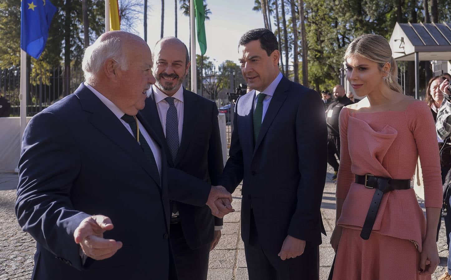 Izado de la bandera en el Parlamento de Andalucía