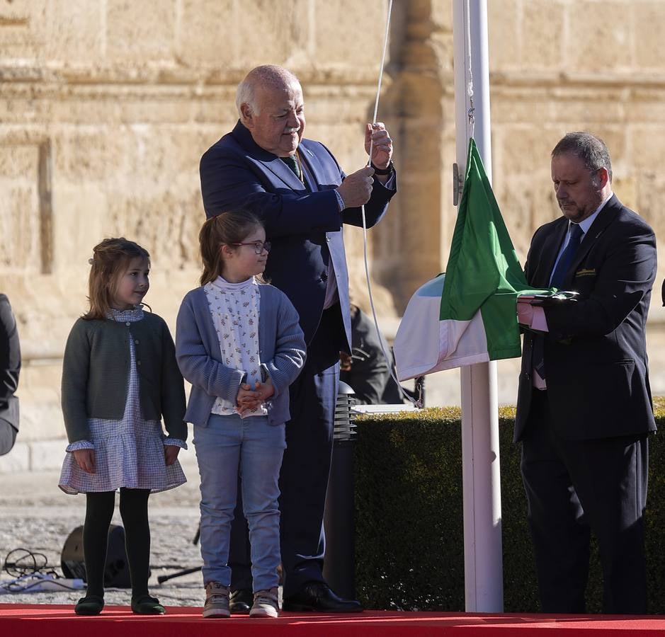 Izado de la bandera en el Parlamento de Andalucía