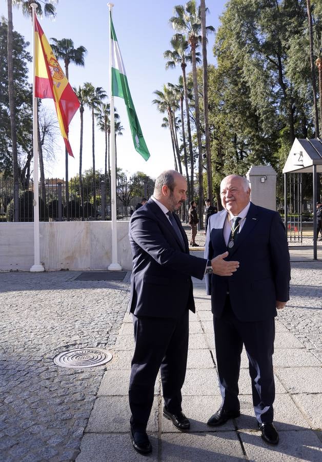 Izado de la bandera en el Parlamento de Andalucía