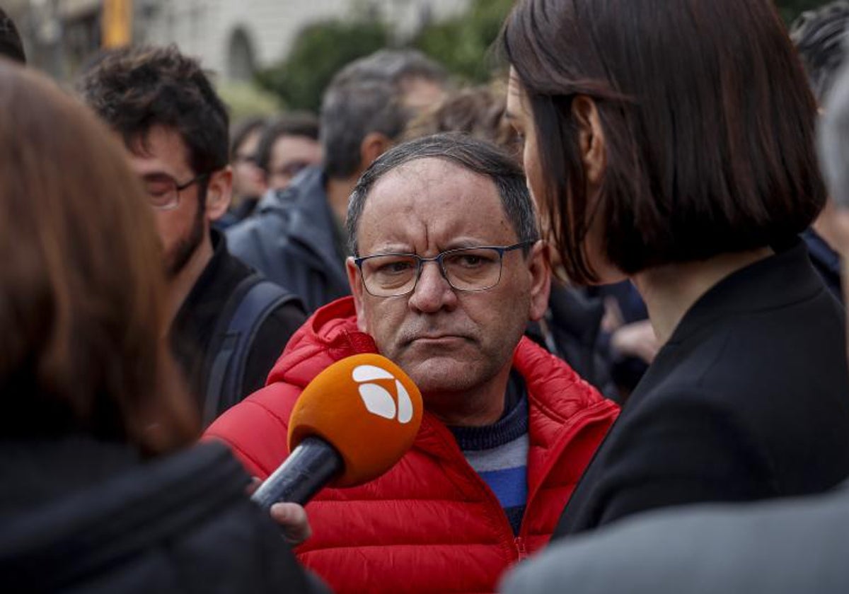 El portero del edificio incendiado, Julián, atiende a los medios de comunicación en Valencia