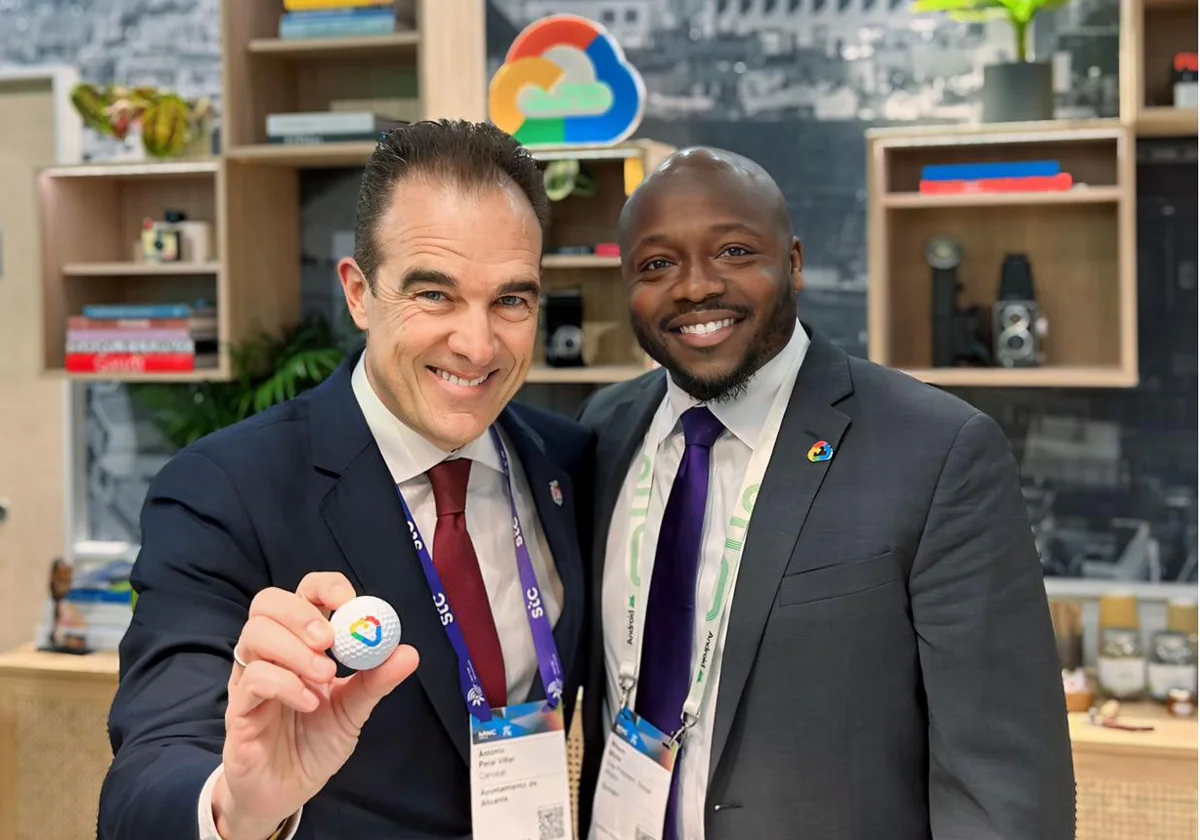 El concejal alicantino Antonio Peral, con el vicepresidente mundial de Google, Wiston White, en el Mobile World Congress de Barcelona.