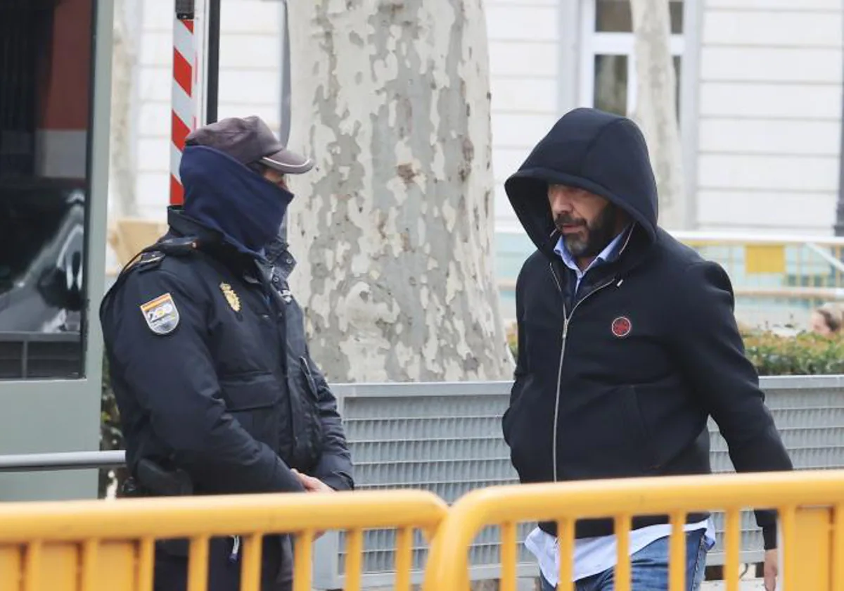 Víctor de Aldama saliendo de la Audiencia Nacional tras su declaración ante el juez