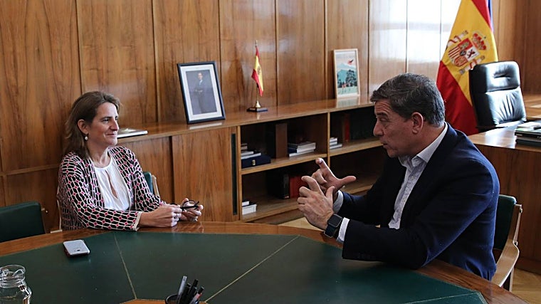 Besteiro, en Madrid con la vicepresidenta tercera, Teresa Ribera, en imagen de archivo